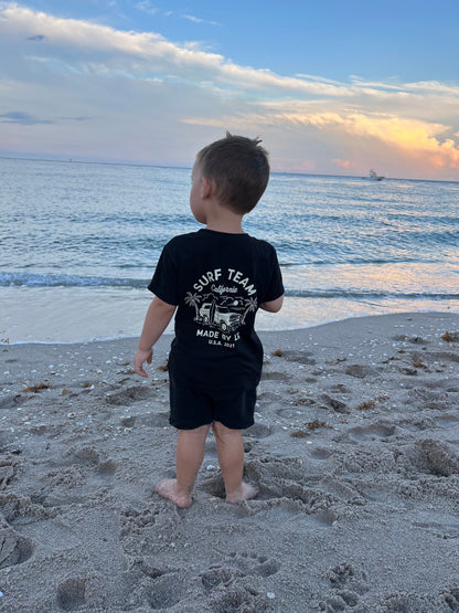 THE SURF TEAM TEE - BLACK